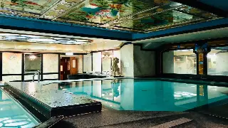 佛山桑拿初体验：蒸汽、汗水与身心的“重启” poster