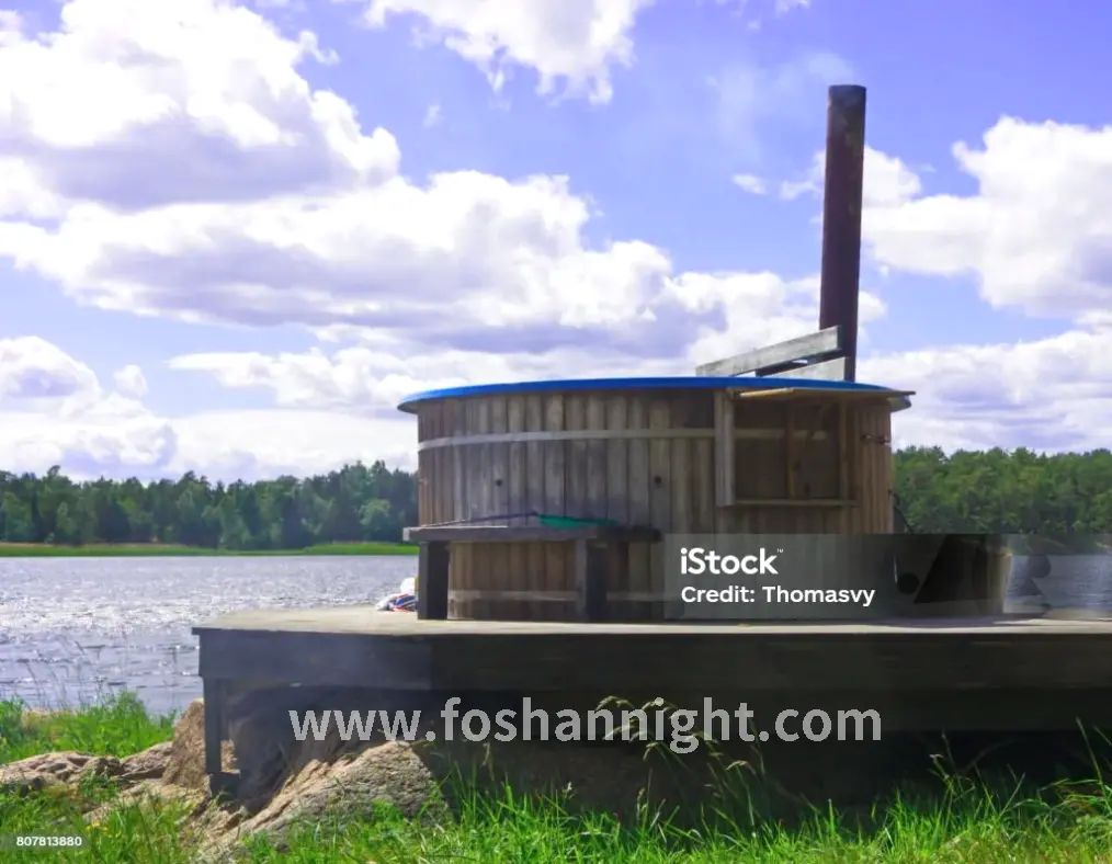 享受桑拿后舒展身体的顾客